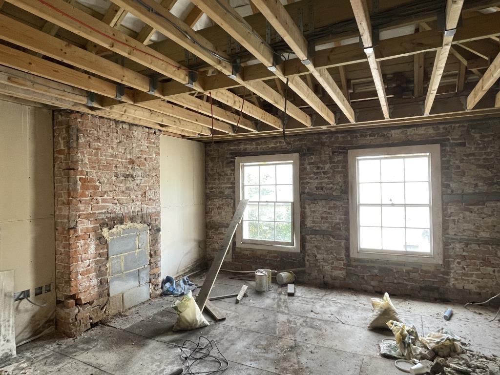 Lot: 55 - LARGE COMMERCIAL AND RESIDENTIAL PROPERTY FOR REFURBISHMENT - First Floor